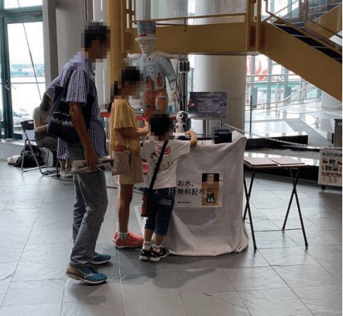 Figure 1 for Behavioral assessment of a humanoid robot when attracting pedestrians in a mall